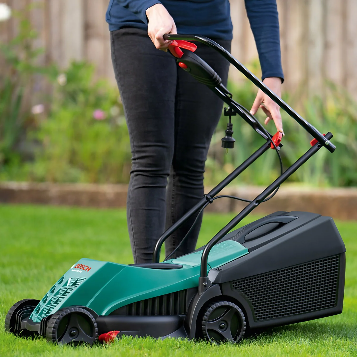 Bosch 1200W Rotak 32-12 Electric Lawn Mower - 32cm 7 Bosch 1200W Rotak 32-12 Electric Lawn Mower - 32cm - Image 5