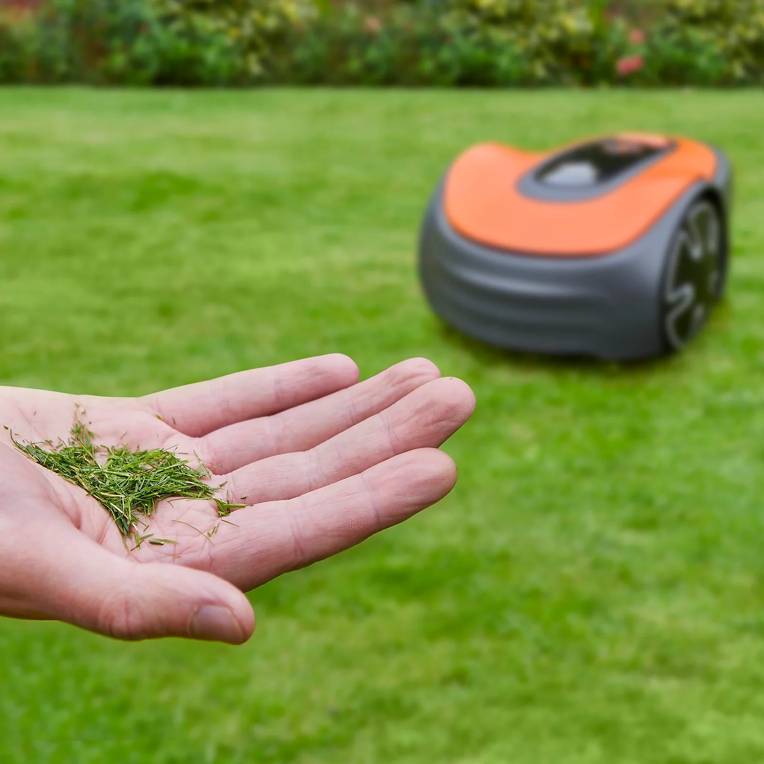 Flymo EasiLife GO 250 Cordless Robot Lawn Mower - 16cm 9 Flymo EasiLife GO 250 Cordless Robot Lawn Mower - 16cm - Image 7